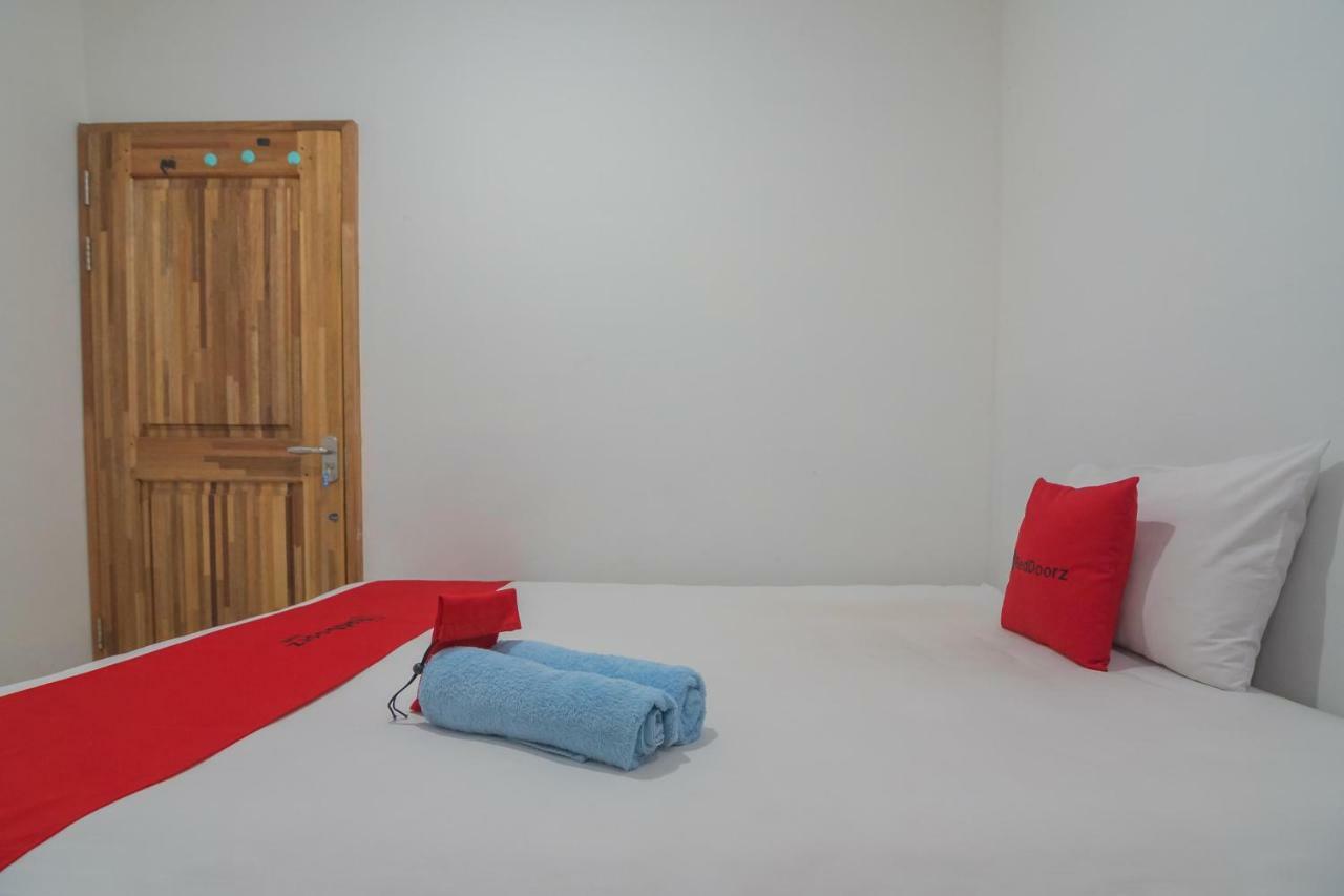 Reddoorz Near Gajah Mada Pontianak Hotel Екстериор снимка