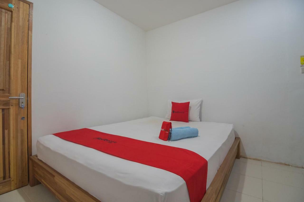 Reddoorz Near Gajah Mada Pontianak Hotel Екстериор снимка
